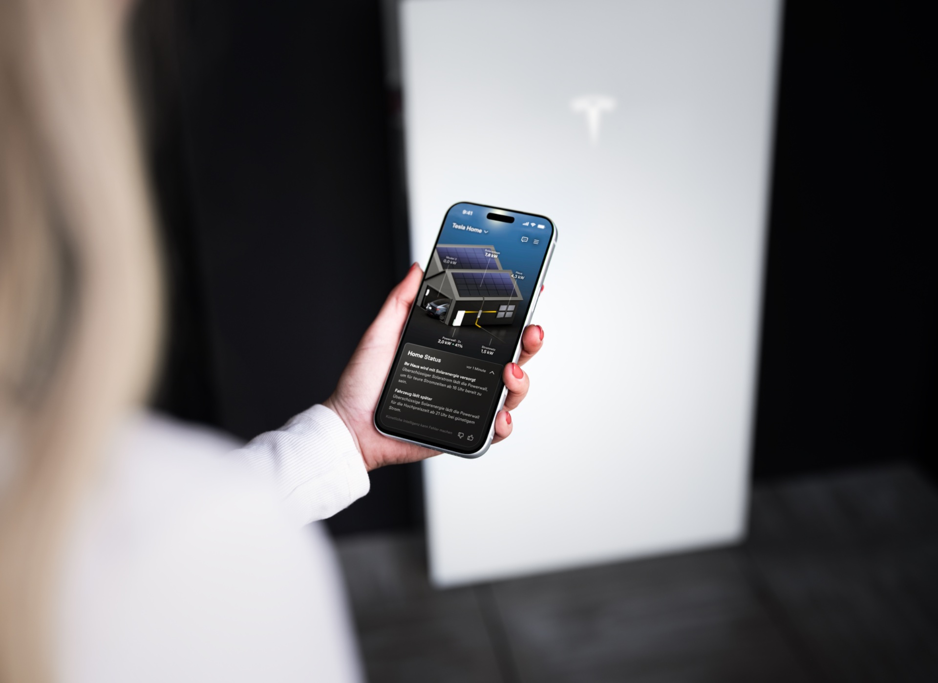Tesla Home-app op een smartphone naast Powerwall 3P