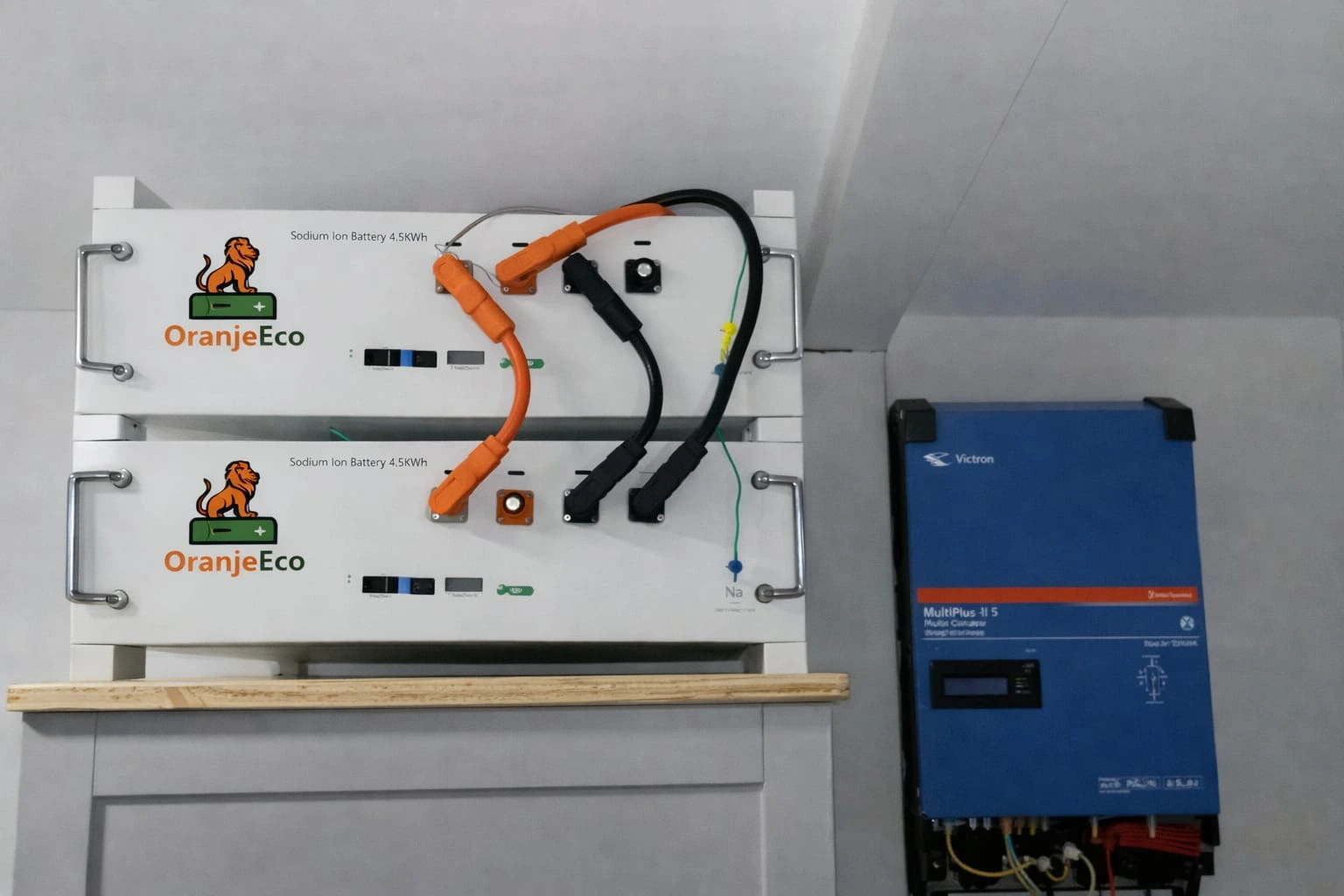 Sodium-ion batterijopstelling naast Victron omvormer