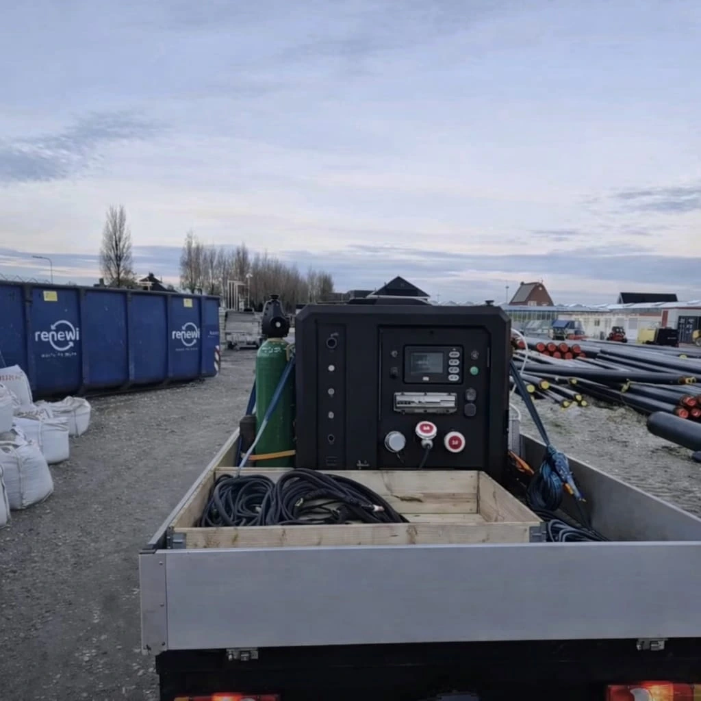 Mobiele installatie op een pick-up op opslagterrein