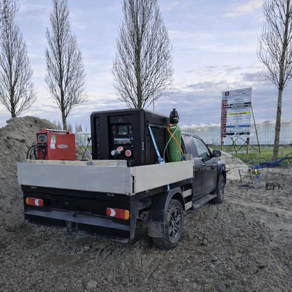 Pick-up met mobiele installatie op een bouwlocatie